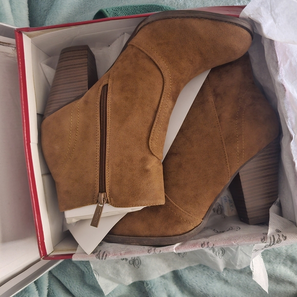 Breckelles Tan Suede Ankle Booties - Picture 6 of 9